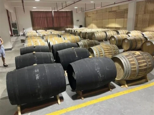 Que equipamento está incluído em uma destilaria completa de uísque single malt?